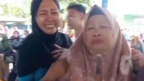 Ratusan emak-emak di Tegal, Jawa Tengah, ikut serta dalam lomba menangis unik demi memenangkan jutaan rupiah.