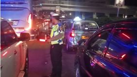 Kecelakaan beruntun melibatkan lima kendaraan terjadi di tol Dalam Kota Jakarta, tanpa menimbulkan korban jiwa.