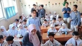 Wakil Presiden terpilih, Gibran Rakabuming Raka, melakukan uji coba Program Makan Bergizi Gratis di SDN Sentul, Bogor.