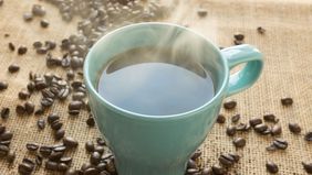 Saat berbuka puasa, banyak orang memilih minuman manis atau segar untuk mengembalikan energi yang hilang. Namun, bagi para pencinta kopi, godaan untuk langsung menyeruput secangkir kopi setelah azan Maghrib seringkali sulit ditolak.