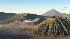 Balai Besar Taman Nasional Bromo Tengger Semeru (TNBTS) telah mengumumkan larangan bagi para wisatawan untuk mendirikan tenda di seluruh kawasan Gunung Bromo, Jawa Timur, yang mencapai ketinggian 2.329 meter di atas permukaan laut (mdpl).