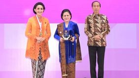 Ibu Negara Iriana Joko Widodo (Jokowi) menerima penghargaan Ibu Bangsa dari Kongres Wanita Indonesia (Kowani) pada puncak rangkaian acara Hari Kebaya Nasional yang diselenggarakan di Istora Jakarta, Senayan, Rabu.