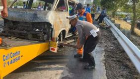 Sebuah minibus KIA Pregio bernopol B 2032 CVN yang membawa rombongan takziah dari Tangerang terbakar di Jalan Tol Semarang-Solo KM 496+800 jalur A, tepatnya di Dukuh/Desa Ngesrep, Kecamatan Ngemplak, Boyolali, Selasa (23/7/2024) sore