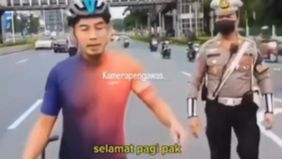 Seorang pesepeda marah-marah kepada petugas kepolisian di Jalan Sudirman, Jakarta, saat diminta masuk jalur sepeda khusus.