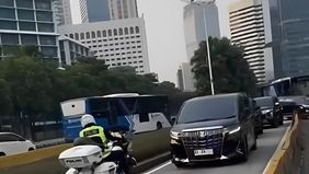 Sebuah insiden yang menarik perhatian terjadi di Jalan MH Thamrin, Jakarta Pusat, ketika mobil dinas berpelat RI 24 milik Menteri Agama, Yaqut Cholil Qoumas, terhambat oleh bus Transjakarta saat melintas di jalur busway.