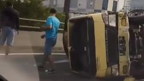 Truk terguling di Tol Dalam Kota Sunter, Jakarta, menyebabkan kemacetan dan proses evakuasi berlangsung.
