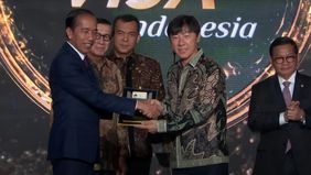 Pelatih timnas Indonesia, Shin Tae-yong menerima Golden Visa dari pemerintah Indonesia. 