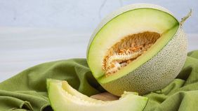 Buah melon kaya akan nutrisi dan manfaat kesehatan, termasuk kandungan antioksidan, mendukung kesehatan kulit dan mata, menyehatkan jantung, membantu pencernaan, dan menurunkan risiko kanker.