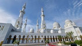 Masjid megah yang berdiri di pusat kota Surakarta atau Solo ini merupakan simbol persahabatan erat antara Presiden Joko Widodo (Jokowi) dan Sheikh Mohammed bin Zayed.