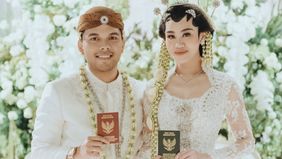 Thariq Halilintar terlihat mengucap syukur pasca melangsungkan akad nikah dengan Aaliyah Massaid.