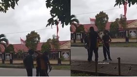 Sebuah video yang kini viral menunjukkan kejadian mengejutkan di Biak, Papua, di mana seorang penginjil bernama Evanjelis Jhon Muabuai dianiaya oleh anggota polisi di depan kantor Polres setempat.