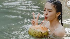 Raline Shah menikmati liburan akhir pekannya di Pulau Sumba.