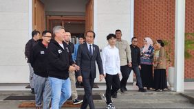 Presiden Joko Widodo bertolak ke Ibu Kota Nusantara (IKN), Kalimantan Timur bersama sejumlah selebritas untuk meresmikan Jembatan Pulau Balang dan meninjau pembangunan jalan tol menuju IKN.