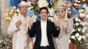 Komedian kondang, Dustin Tiffani, akhirnya resmi melepas masa lajang. Pada Minggu (28/7/2024), ia menikah dengan kekasih hatinya, Ditha Rizky Amalia. Momen sakral tersebut disiarkan langsung melalui kanal YouTube pribadinya.