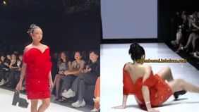 Naura Ayu terjatuh saat tengah asik catwalk di acara  Jakarta Fashion and Food Festival (JF3) 2024.