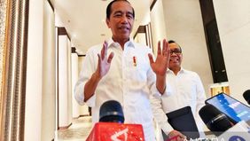 Jokowi menyebut istilah "soft ngantor" sebagai gambaran hari pertama dirinya berkantor di Kantor Presiden Ibu Kota Nusantara, Kalimantan Timur.