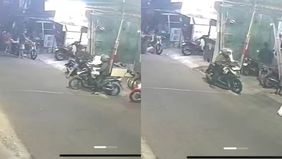  Kejahatan jalanan kembali meresahkan warga Jakarta Barat. Kali ini, aksi nekat sekelompok geng motor terekam kamera CCTV di kawasan Kerajinan, Keagungan, Tamansari. Peristiwa pencurian motor jenis Honda Beat Deluxe dengan plat nomor B 5062 BLC ini t