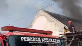 Sebuah peristiwa kebakaran melanda bangunan rumah milik warga di Kavlingan Kasak Terungkulon, Krian, Sidoarjo Senin, 29 Juli 2024 pagi.