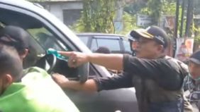 Sebuah peristiwa kecelakaan lalu lintas yang melibatkan ambulans dan empat sepeda motor terjadi di kawasan Sawangan, Depok, pada Senin, 29 Juli 2024.