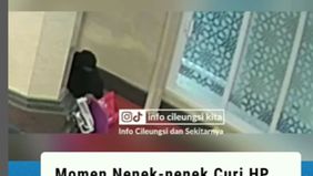 Nenek tersebut dengan santainya membuka tas jemaah yang sedang sholat berjemaah.