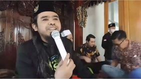 Dalam sebuah keputusan yang mengejutkan publik, Pengadilan Negeri Blitar memutuskan untuk membebaskan Gus Samsudin dan dua rekannya dari seluruh dakwaan terkait kasus konten video viral bertukar pasangan. Keputusan ini diumumkan pada Senin (29/7) dan