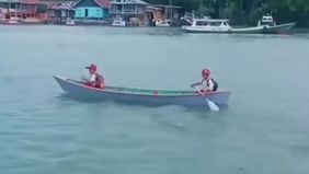 Bocah Sekolah Dasar di Kabupaten Bone, Sulawesi Selatan, yang setiap harinya harus menempuh perjalanan ekstrem dengan mendayung perahu kecil untuk menyeberangi sungai demi bisa sampai ke sekolah.