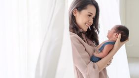 Para suami bisa mendukung dan membantu memperlancar ASI untuk bayinya dengan melakukan pijatan.