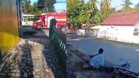 Pria tersebut hanya terdiam meratapi motornya yang hancur.