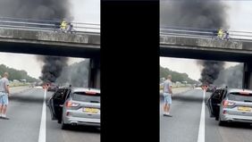 Sebuah pesawat mengalami kecelakaan dan jatuh di sebuah jalan tol yang padat, mengakibatkan pilotnya meninggal dunia.