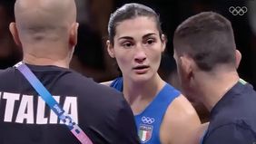 Petinju wanita Italia yang bernama Angela Carini menangis usai mundur dari pertarungannya melawan seorang petinju Aljazair Imane Khelif hanya dalam waktu 46 detik dalam pertarungan yang memicu kontroversi besar di Olimpiade Paris, Kamis, 1 Agustus 20