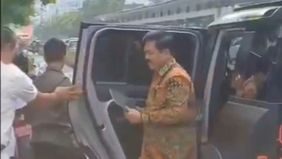 Menko Hadi bergegas untuk menghadiri rapat terbatas (ratas) di Istana Kepresidenan menggunakan sepeda motor agar tidak terkena macet. 