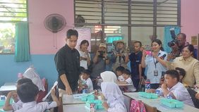 Wakil Presiden Terpilih Gibran Rakabuming Raka memantau pelaksanaan uji coba program makan bergizi gratis di SDN 4 Kota Tangerang, Banten, pada Senin, (5/8/2024).