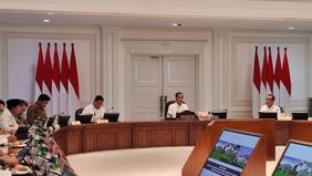 Hari ini, Presiden Joko Widodo bersama Menteri Pertahanan yang juga Presiden terpilih RI Prabowo Subianto, memimpin rapat terbatas yang dihadiri sejumlah menteri kabinet Indonesia Maju. Rapat ini bertujuan untuk membahas rencana kerja pemerintah, not