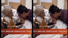 Nampak Sonny meminta doa dari sang ibu tercinta.