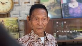 Presiden Jokowi memberikan bantuan untuk Sarno, 84 tahun seorang mantan anggota militer sukarela berdomisili di Ponjong, Gunungkidul, Yogyakarta.