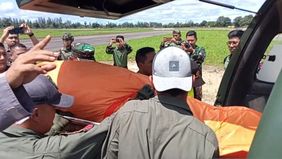 Jenazah pilot PT Intan Angkasa, Glen Malcolm Conning, berhasil dievakuasi oleh Tim Satgas TNI dari Distrik Alama, Kabupaten Mimika, ke RSUD Mimika pada Selasa pukul 12.45 WIT.