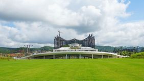 Desainer atau perancang Istana Garuda Ibu Kota Nusantara (IKN), Nyoman Nuarta mengungkapkan esensi dasar desain Istana tersebut merujuk kepada penyatuan 1.300 suku lebih yang ada di Indonesia.