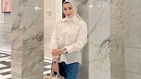 Kehidupan pribadi selebriti sering menjadi sorotan publik, dan kali ini, akun Instagram Rien Wartia Trigina, istri Andre Taulany, sedang ramai diperbincangkan setelah munculnya kabar mengenai isu perceraian keluarga mereka.