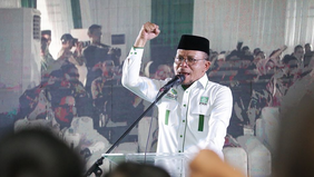 Wakil Ketua Umum Partai Kebangkitan Bangsa (PKB), Hanif Dhakiri, mengingatkan mantan politikus PKB yang kini menjadi kader Partai NasDem, Effendy Choirie, untuk fokus mengurus partainya sendiri. 
