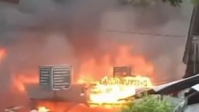 Warga panik berhamburan keluar rumah.