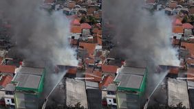 Warga panik berhamburan menyaksikan kebakaran.