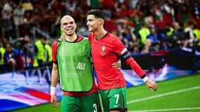 Dunia sepak bola dikejutkan oleh pengumuman pensiun salah satu legenda Portugal, Pepe. Melalui video yang diunggah di YouTube, mantan bek tangguh Real Madrid ini mengumumkan keputusannya untuk menggantung sepatu di usia 41 tahun.