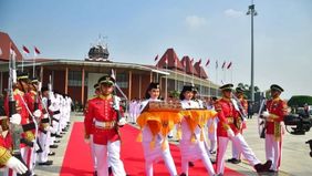 Duplikat Bendera Pusaka Merah Putih dan salinan Teks Proklamasi telah diberangkatkan dari Pangkalan TNI AU Bandara Halim Perdanakusuma, Jakarta, menuju IKN.