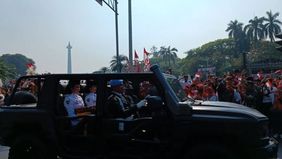 Tim pembawa Bendera Pusaka Merah Putih dan Teks Proklamasi melakukan pergantian formasi di depan Patung Kuda Arjuna Wijaya