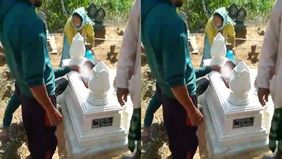 Media sosial kembali dihebohkan dengan sebuah video yang menampilkan momen mengejutkan ketika seorang bocah terperosok ke dalam makam. Video yang diunggah oleh akun Instagram @grabag.nyenix ini memperlihatkan warga yang berkumpul untuk menyelamatkan 