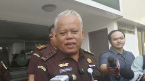 Kejaksaan Agung (Kejagung) membantah kabar pemanggilan pada Menko Perekonomian Airlangga Hartarto untuk diperiksa terkait kasus perizinan ekspor crude palm oil (CPO) atau minyak goreng.