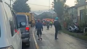 Jalanan di Jalur Denpasar-Gilimanuk, khususnya di kawasan Desa Bajera hingga Desa Singin, mengalami penumpukan kendaraan akibat truk muatan gula cair tumpah ke jalan.