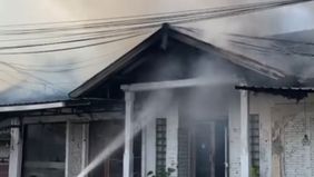 Kebakaran melanda coffe shop di Jl. Kembang Matahari I, Denpasar, penyebabnya masih dalam investigasi.