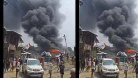 Kepulan asap dan kobaran Api membumbung tinggi.