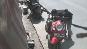 Pencurian kendaraan bermotor terjadi di siang hari di Terangsari, Karawang, Jawa Barat tanpa terdeteksi oleh banyak orang.